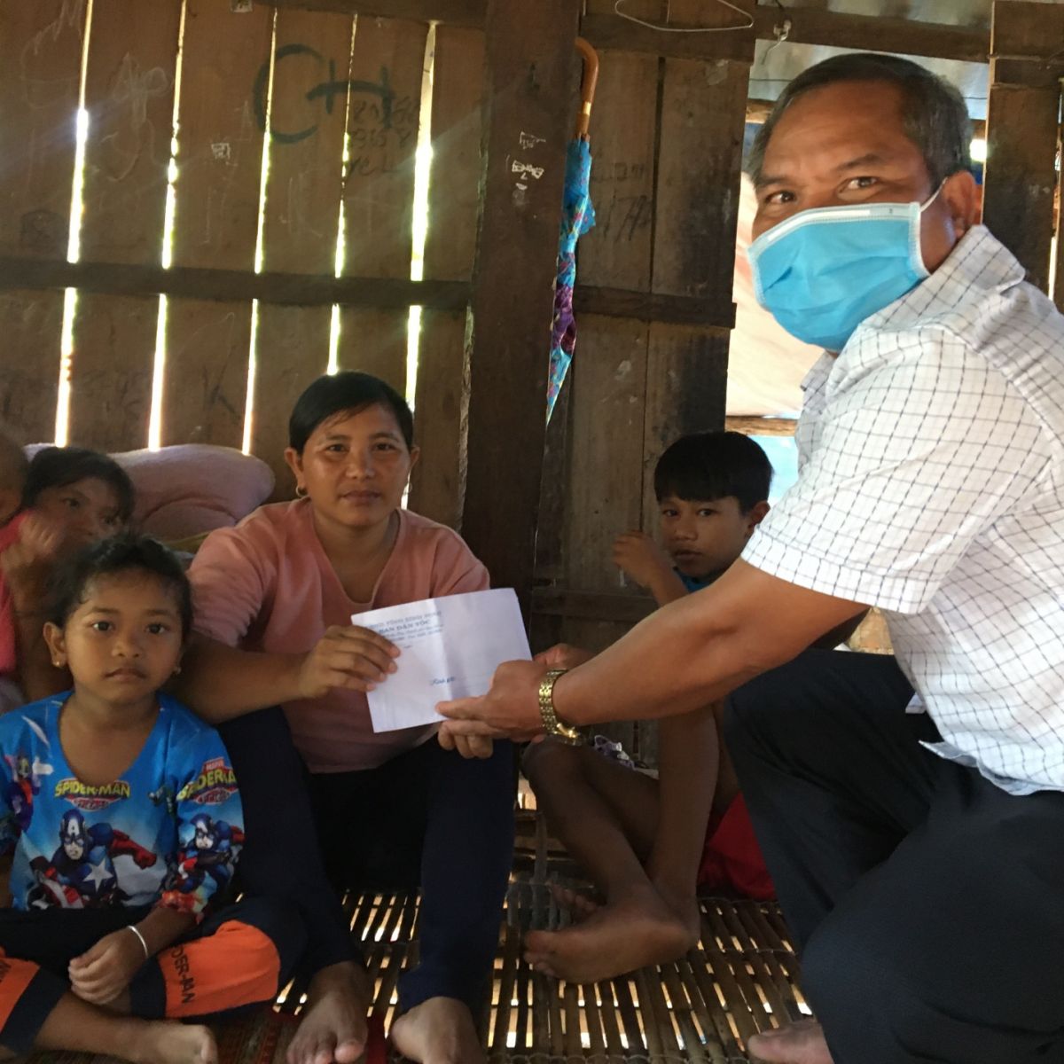 Ông Đinh Văn Lung, QTB trao hỗ trợ cho gia đình có người bị rắn cắn chết tại TT Vân Canh