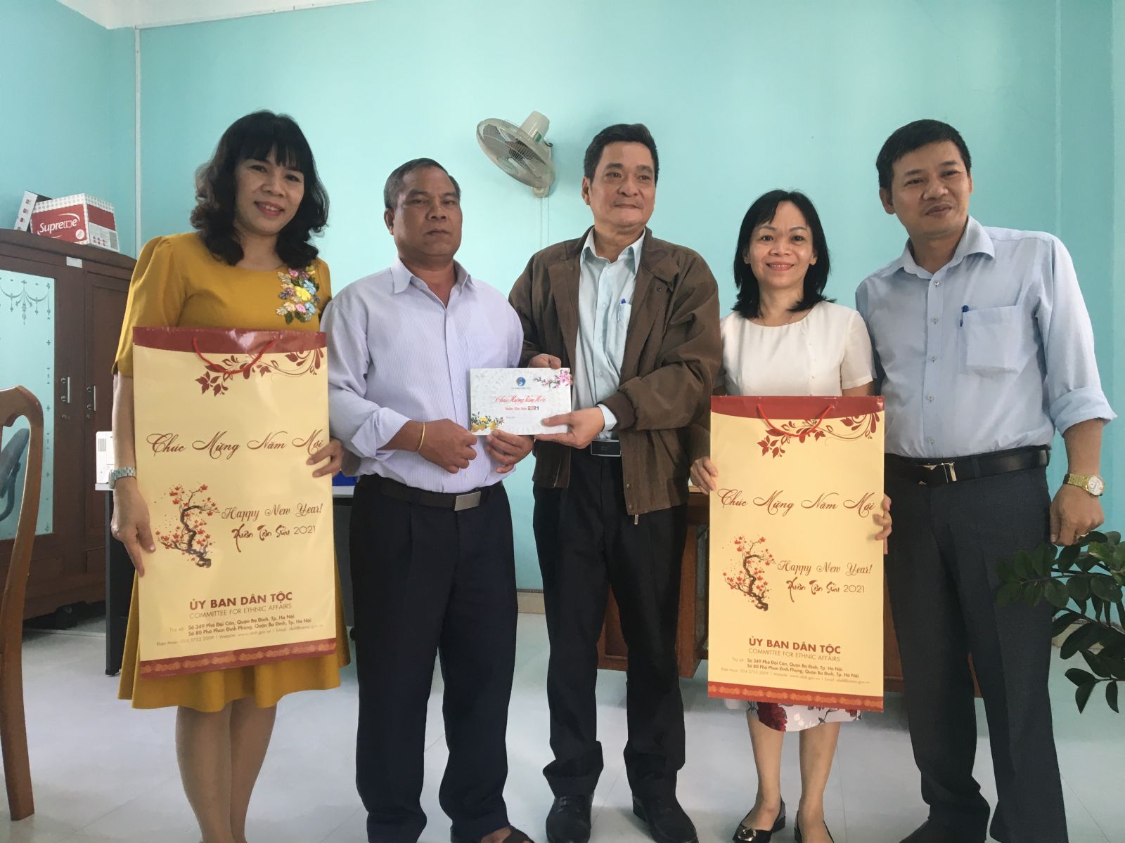 Thăm và Trao quà của UBDT cho Trường PTDTNT THPT Bình Định