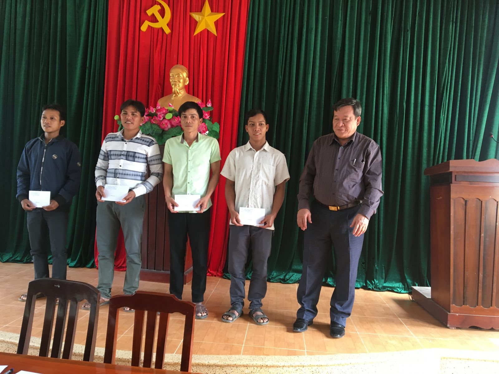 Đồng chí Bùi Tiến Dũng, Phó Trưởng ban tặng quà cho xã Đắk Mang, huyện Hoài Ân nhân dịp Tết Nguyên đán Tân sửu 2021