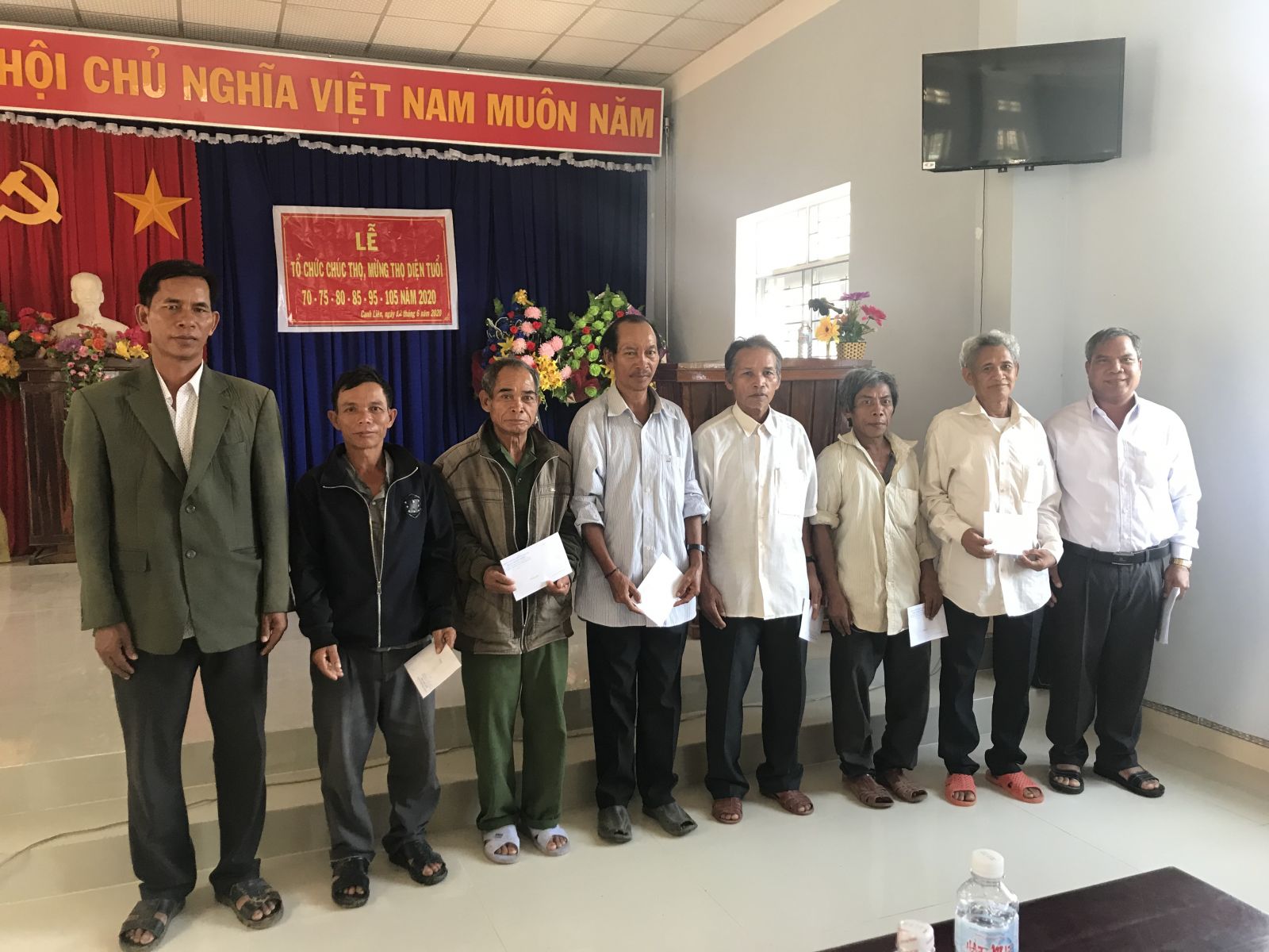 Lãnh đạo Ban thăm và tặng quà người uy tín tại xã Canh Liên, huyện Vân Canh