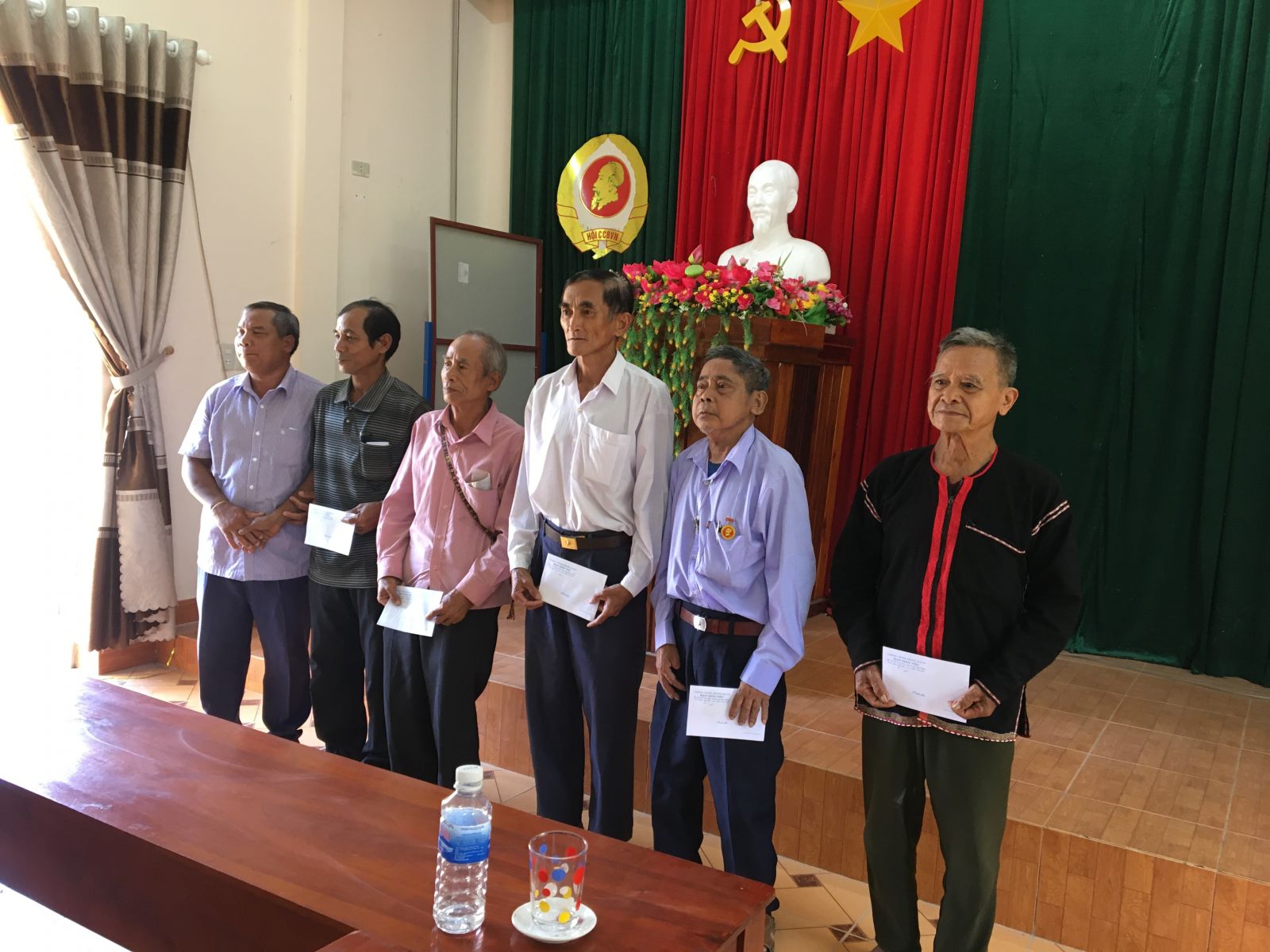 Lãnh đạo Ban thăm và tặng quà cho người có uy tín bị thiệt hại do nắng hạn tại xã Bók Tới thuộc huyện Hoài Ân